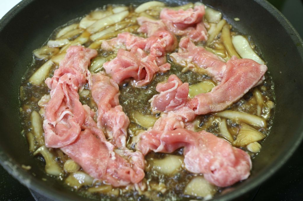 日式丼饭猪肉片的加工步骤