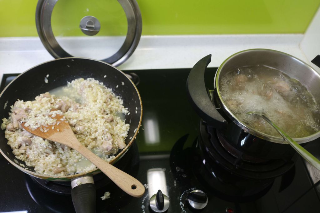 鸡肉野蕈炖饭Risotto的加工步骤