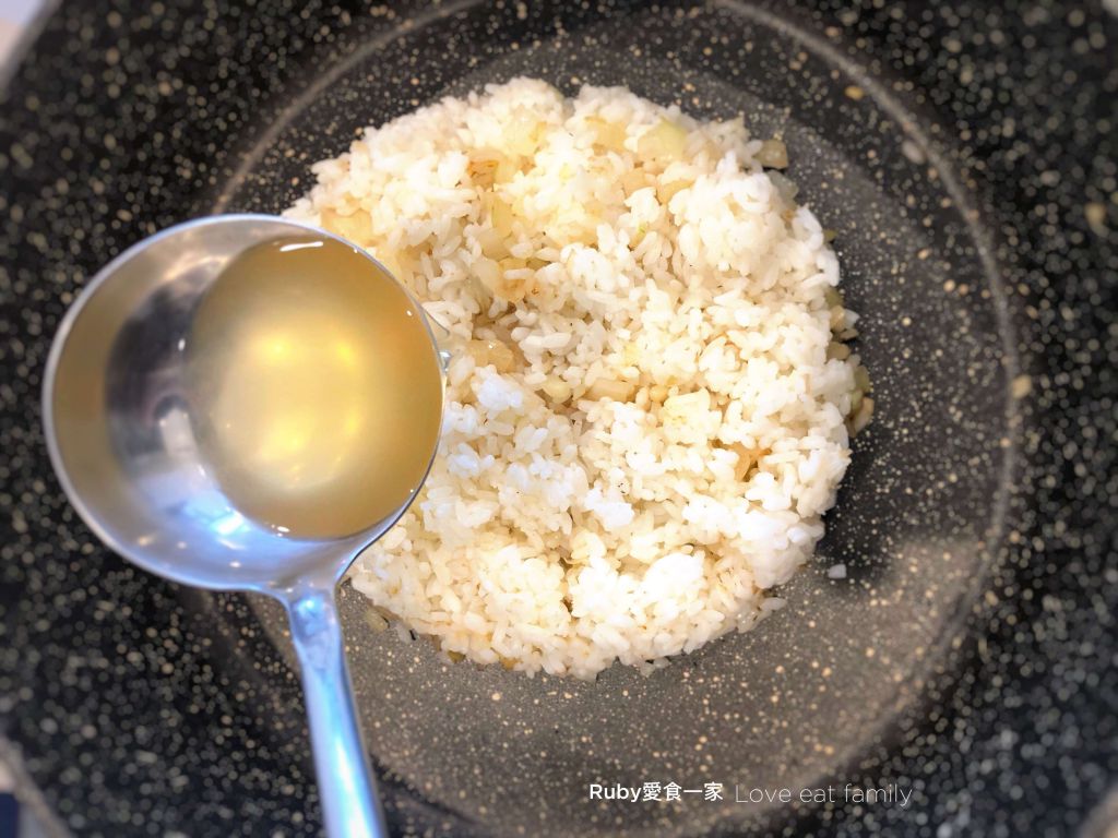 奶油菌菇炖饭的加工步骤