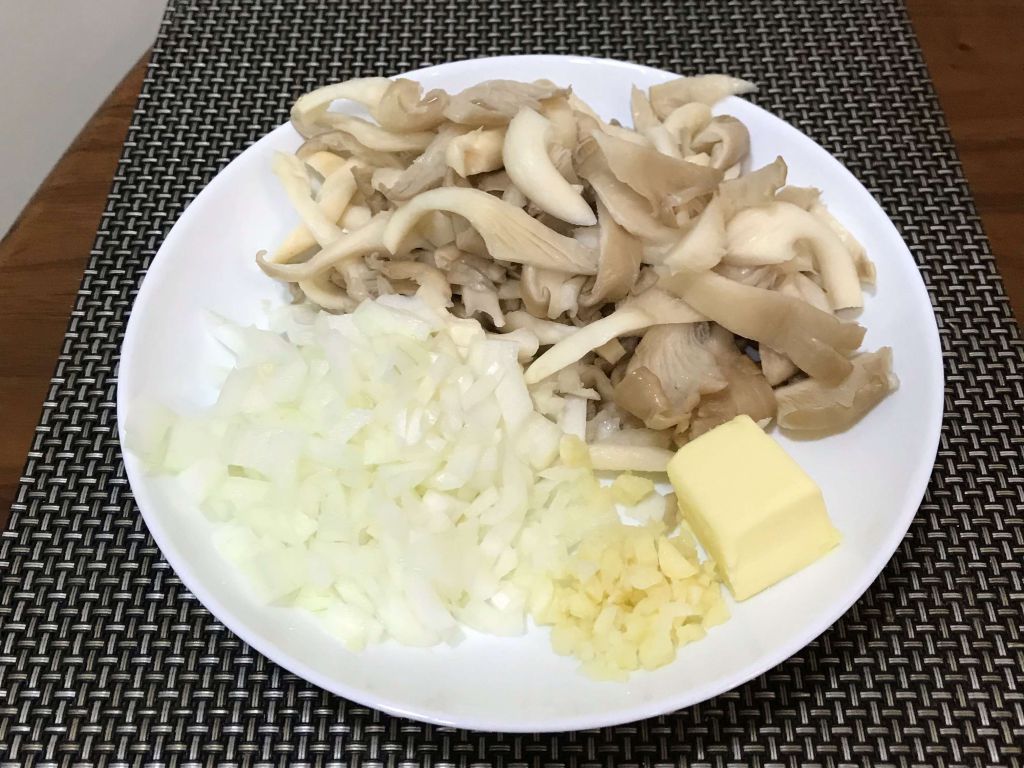 奶油鸡肉鲜菇炖饭的加工步骤