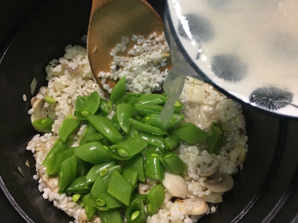 义式香料野菇炖饭+橄榄油栉瓜的加工步骤