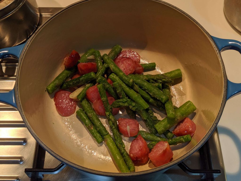 剩菜料理-香肠芦笋炖饭(剩饭)(铸铁锅)的加工步骤