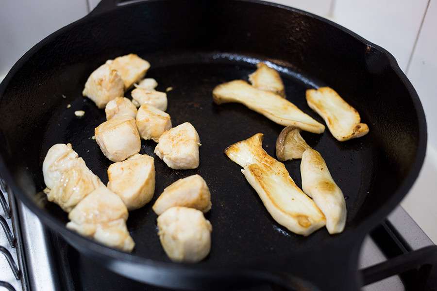 \基础炖饭-双菇鸡肉炖饭//的加工步骤