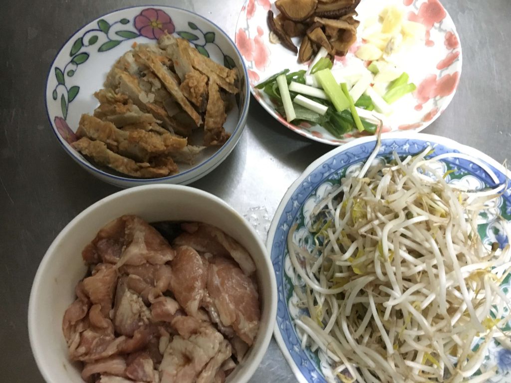 清冰箱料理-松阪猪肉炒米粉的加工步骤