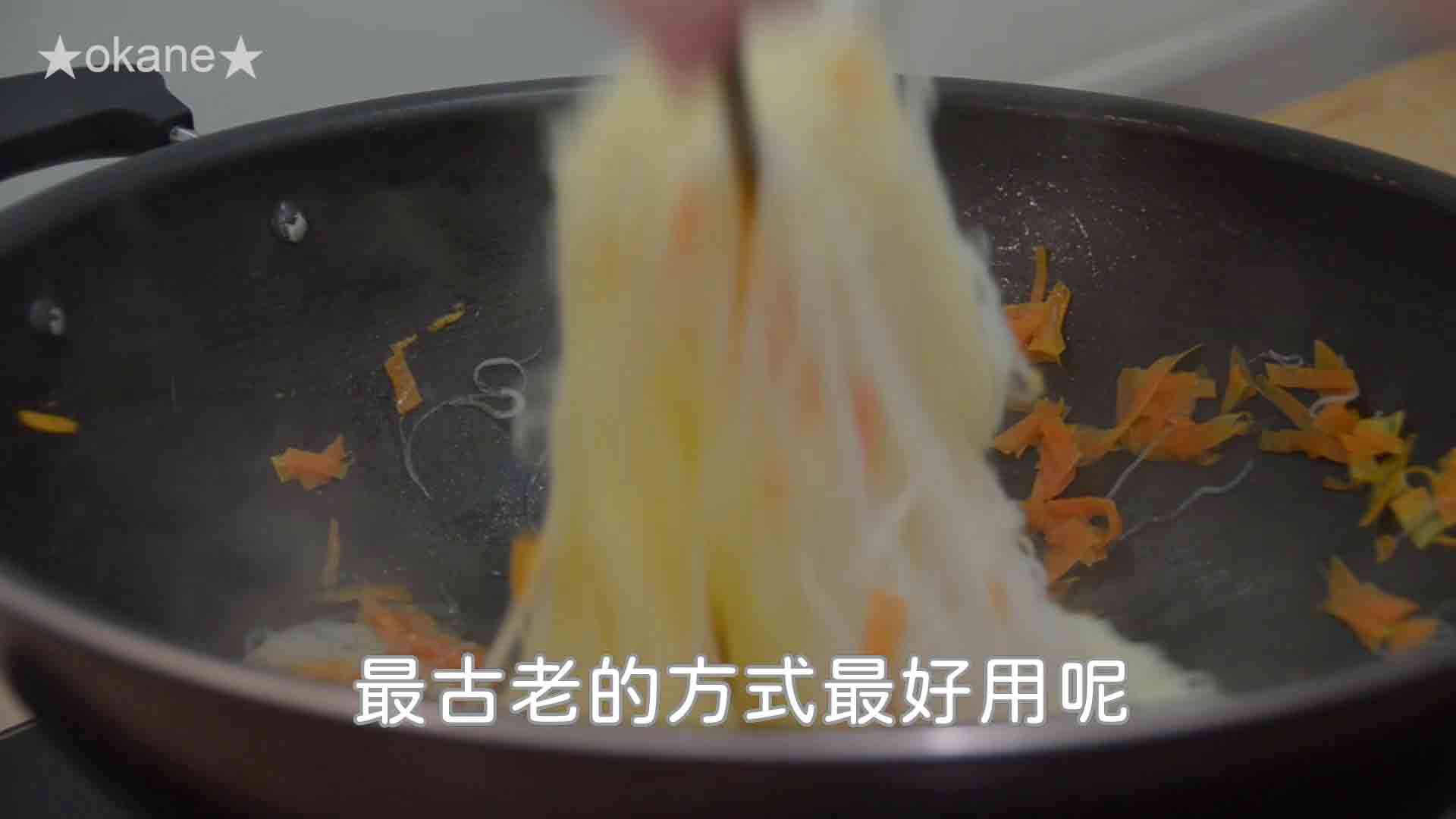 传统零食新吃法~肉丝炒米粉★okane的加工步骤