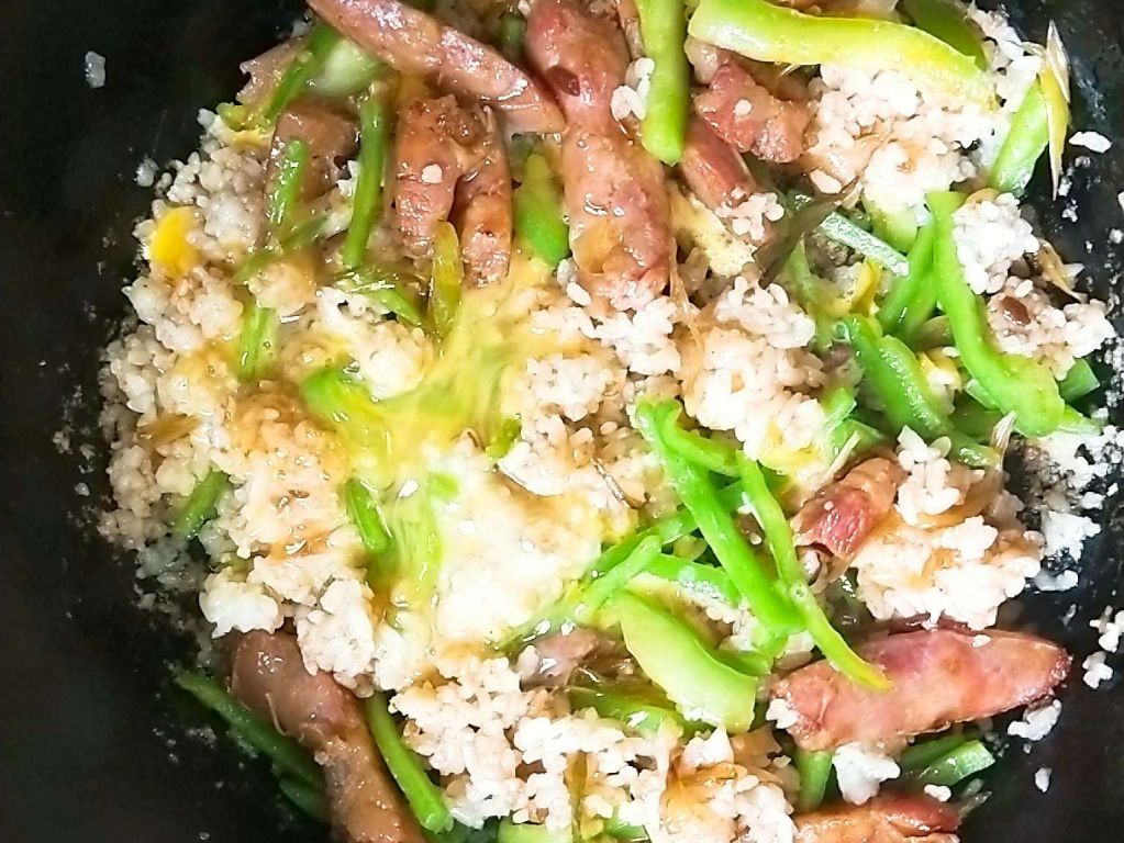 豆瓣香肠炒饭的加工步骤