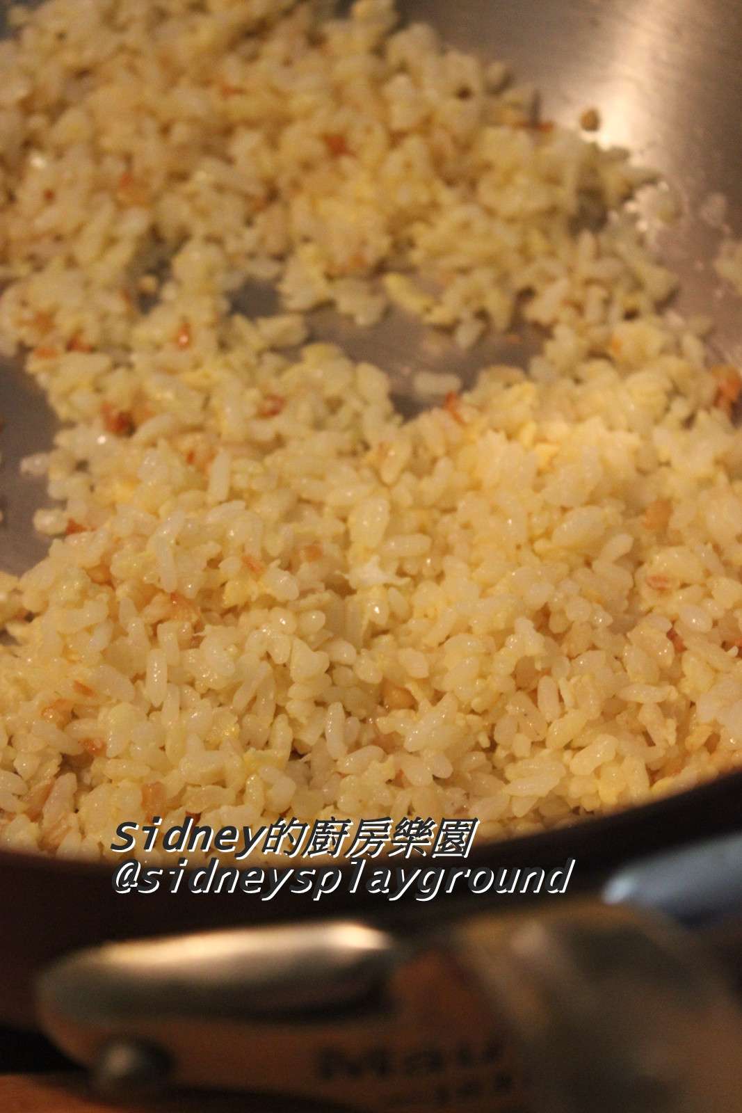 三样食材制作美味炒饭-蒜香黄金炒饭的加工步骤