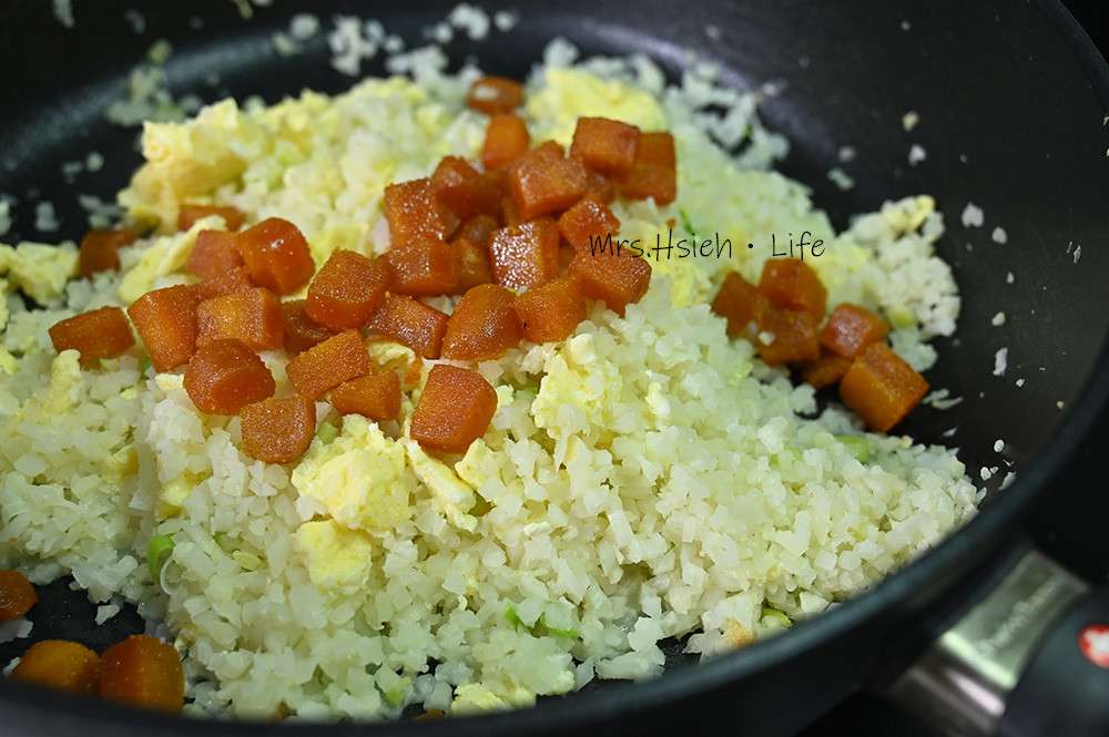 乌鱼子炒饭（花椰菜米）的加工步骤