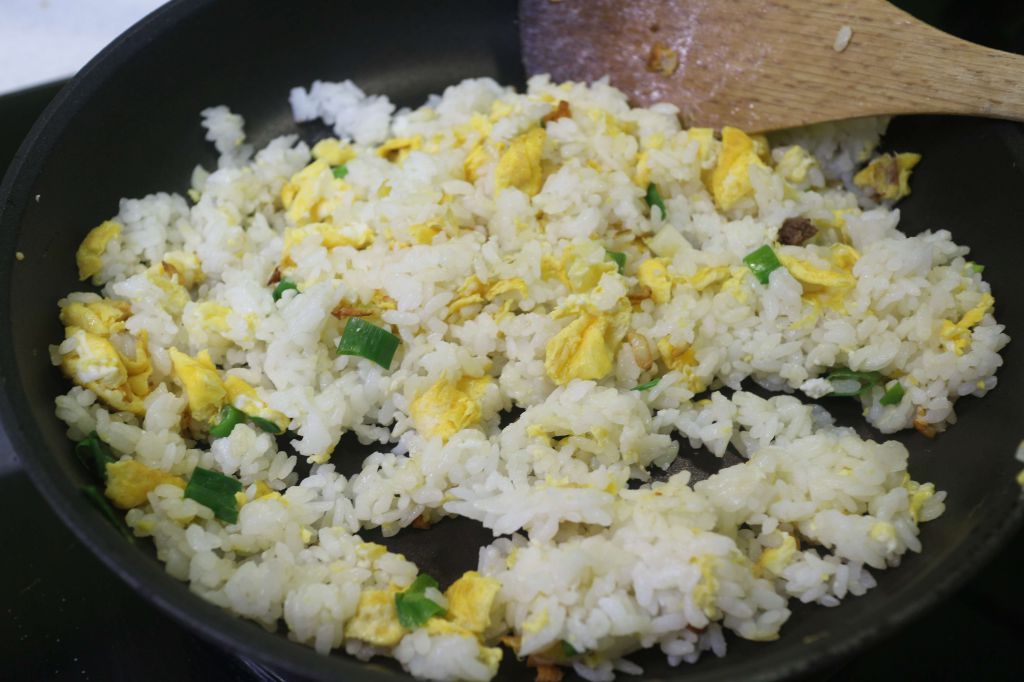 葱香蛋炒饭(添加卤牛肉~剩食out!)的加工步骤