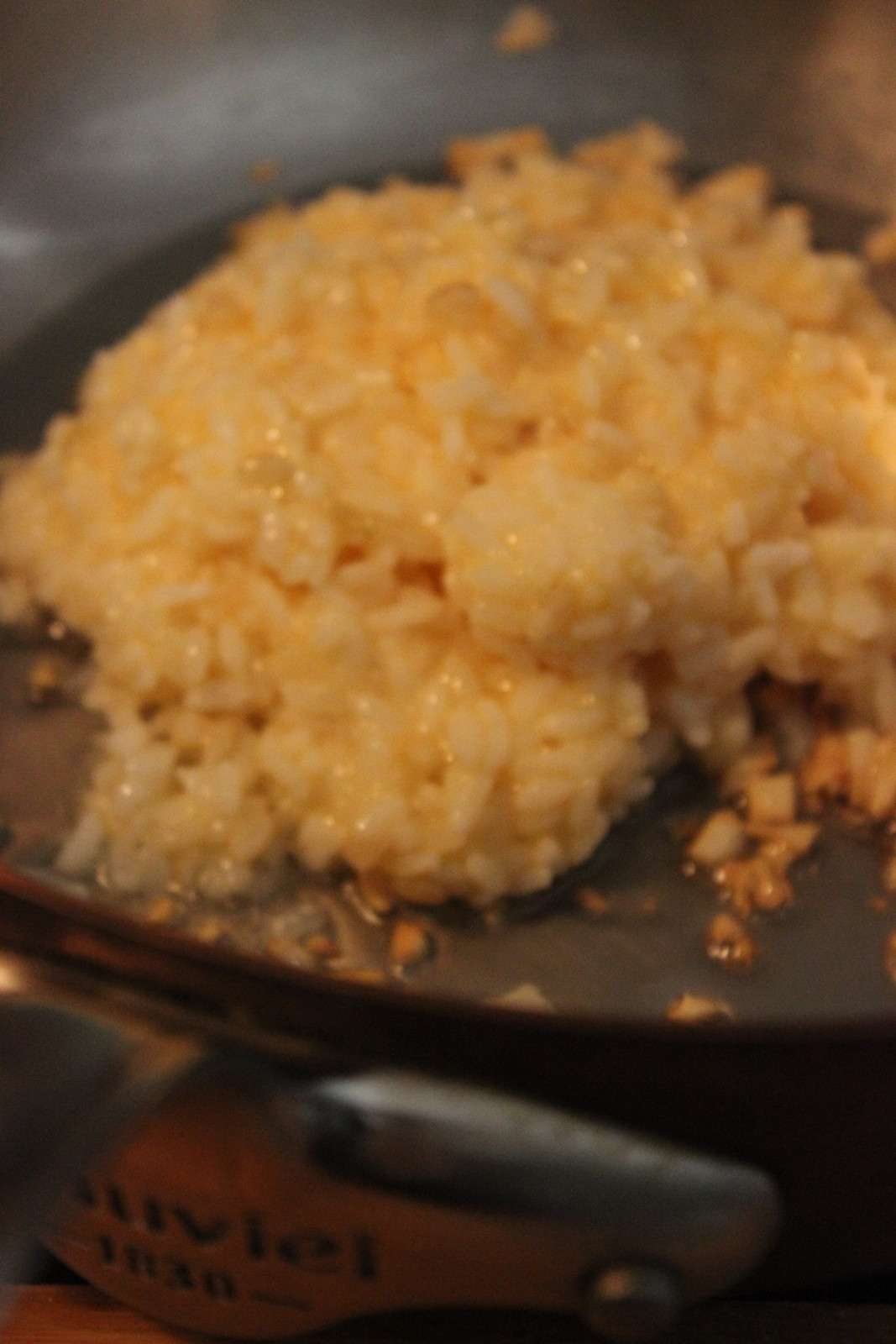 三样食材制作美味炒饭-蒜香黄金炒饭的加工步骤