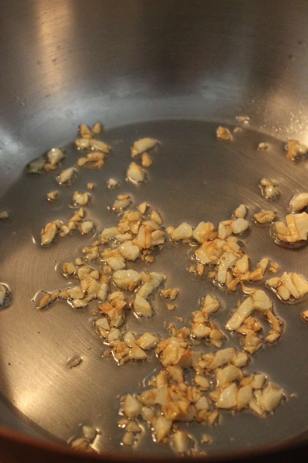 三样食材制作美味炒饭-蒜香黄金炒饭的加工步骤