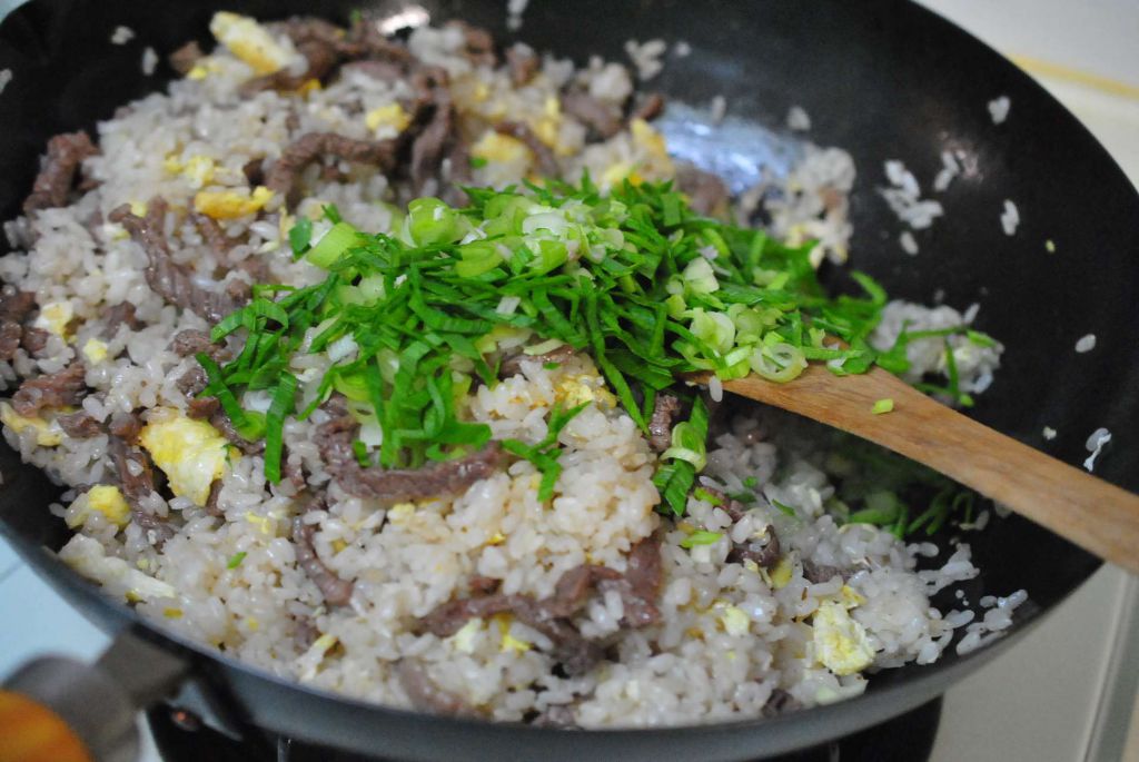 孜然牛肉蛋炒饭的加工步骤