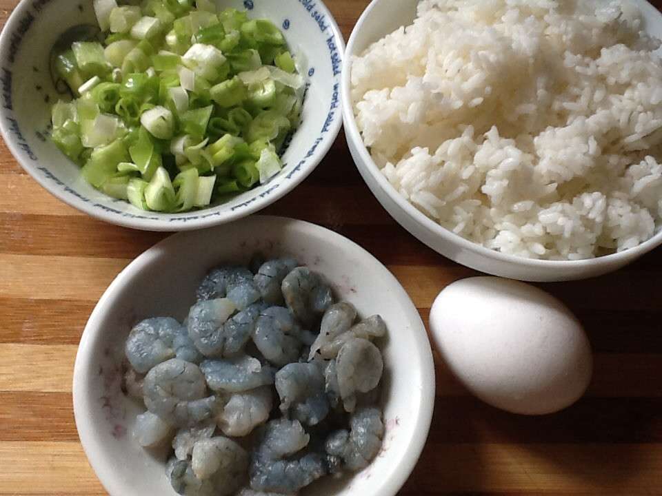 虾仁蛋炒饭的加工步骤