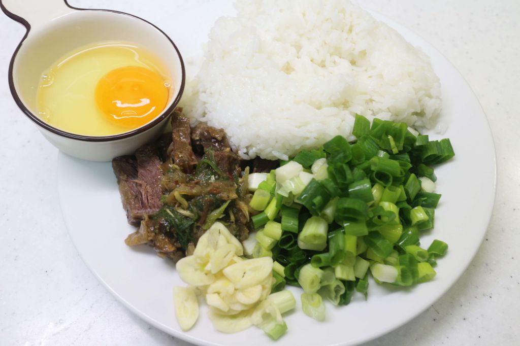 葱香蛋炒饭(添加卤牛肉~剩食out!)的加工步骤