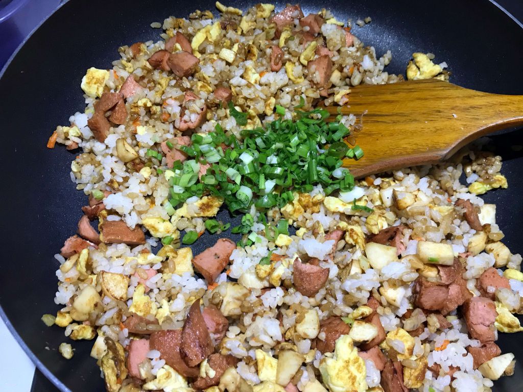 👩🏻‍🍳热狗蛋炒饭-简易炒饭的加工步骤