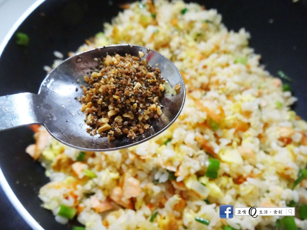 用现煮的米饭炒出粒粒分明的樱花虾鲑鱼炒饭的加工步骤