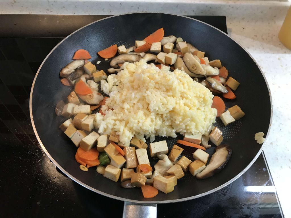 姜黄时蔬蛋炒饭的加工步骤