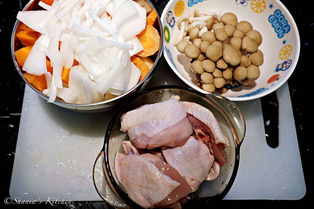 日式菇菇香浓咖哩鸡肉丼的加工步骤