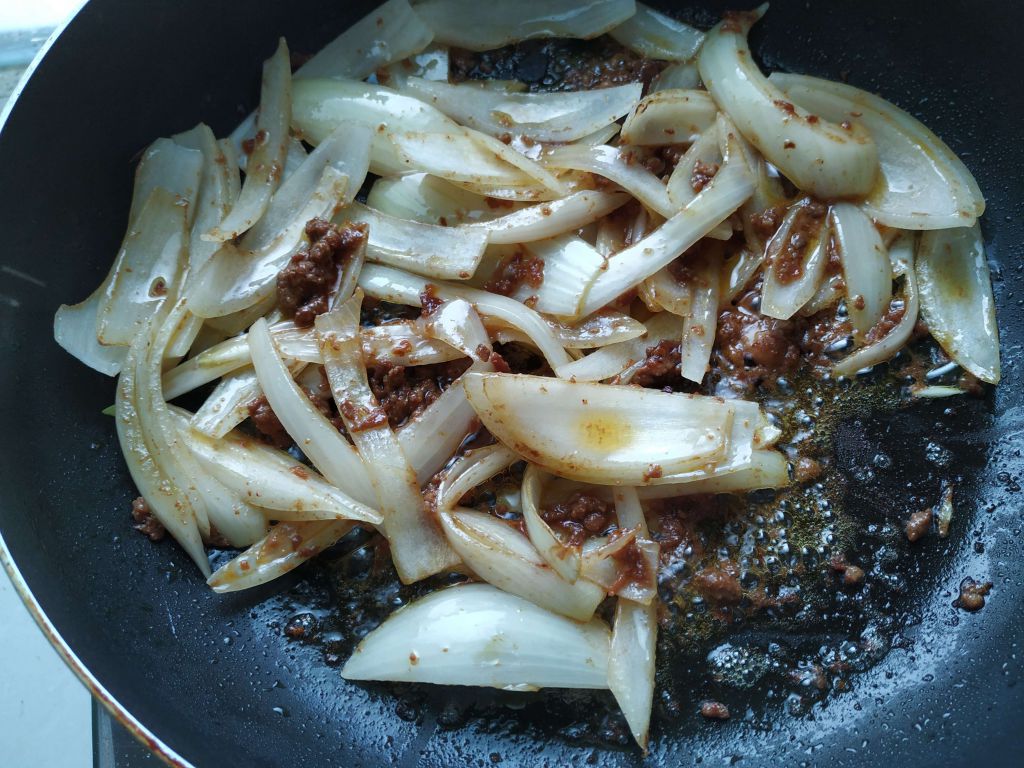 辣肉酱烧油豆腐的加工步骤