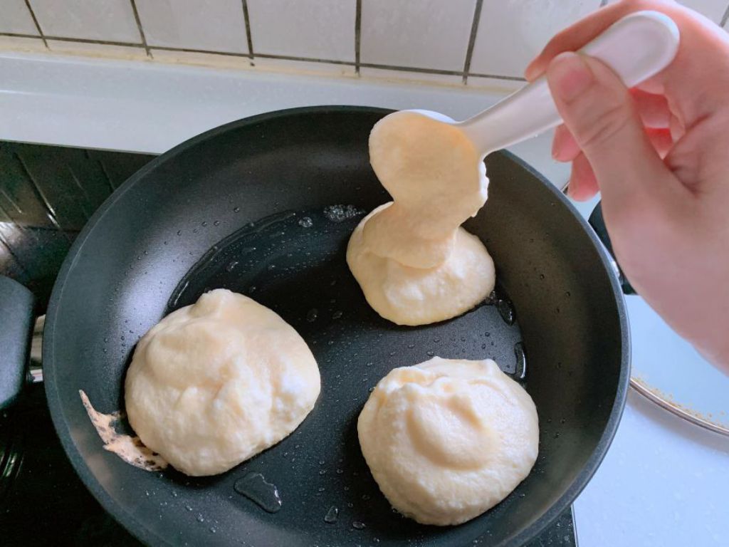 无面粉日式舒芙蕾松饼(日式梳乎厘班戟）的加工步骤