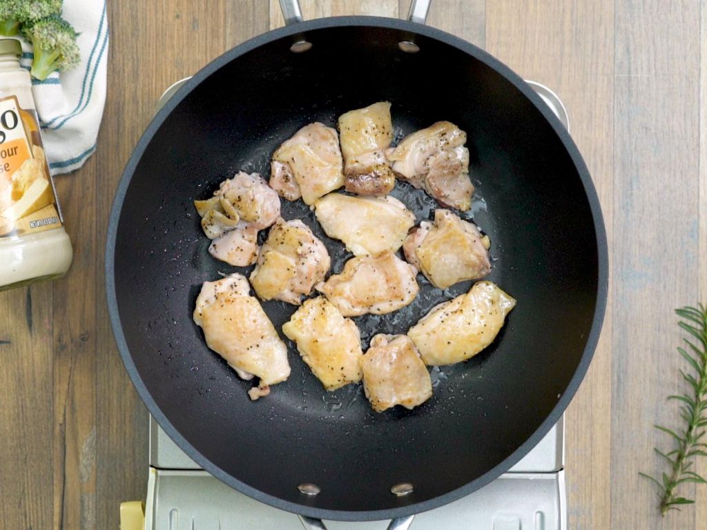 起司白酱鸡肉炖野菜＆酥皮奶油鸡肉塔的加工步骤