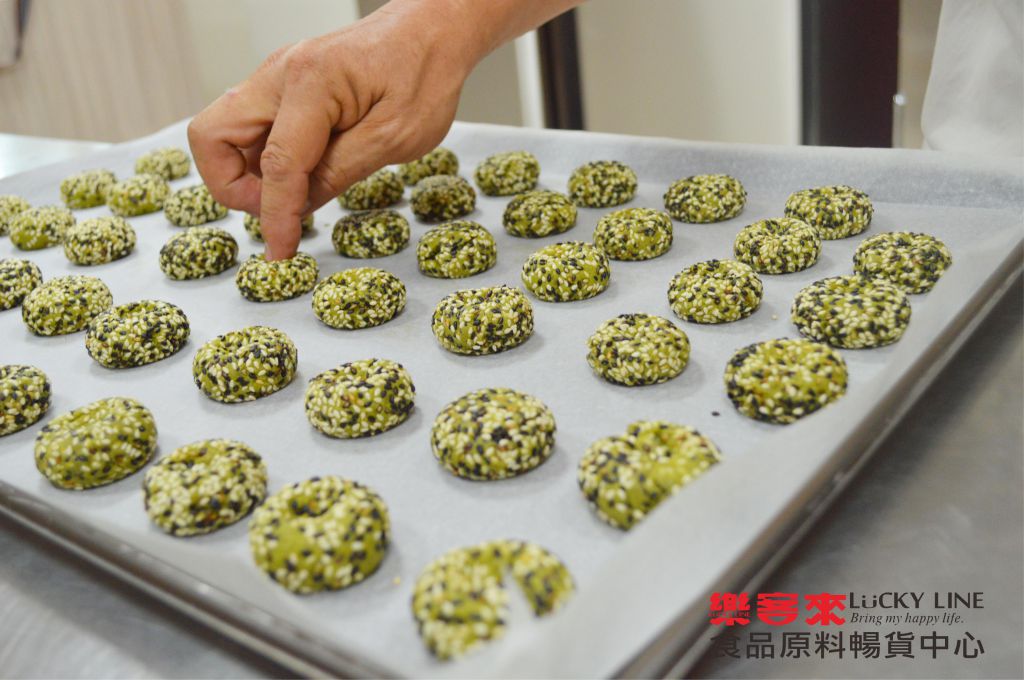 【乐客来】芝麻抹茶拇指饼干的加工步骤