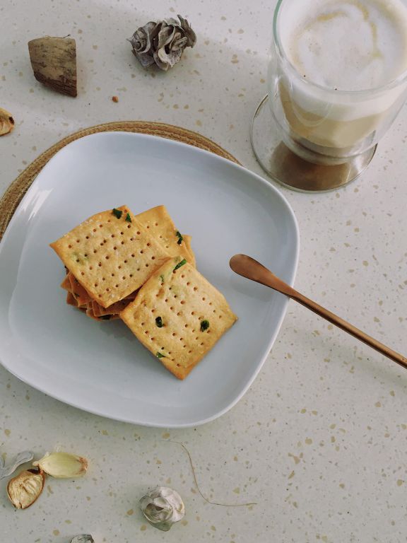 椒盐香葱苏打饼的加工步骤