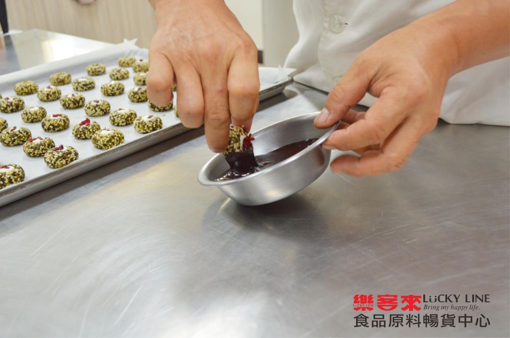 【乐客来】芝麻抹茶拇指饼干的加工步骤