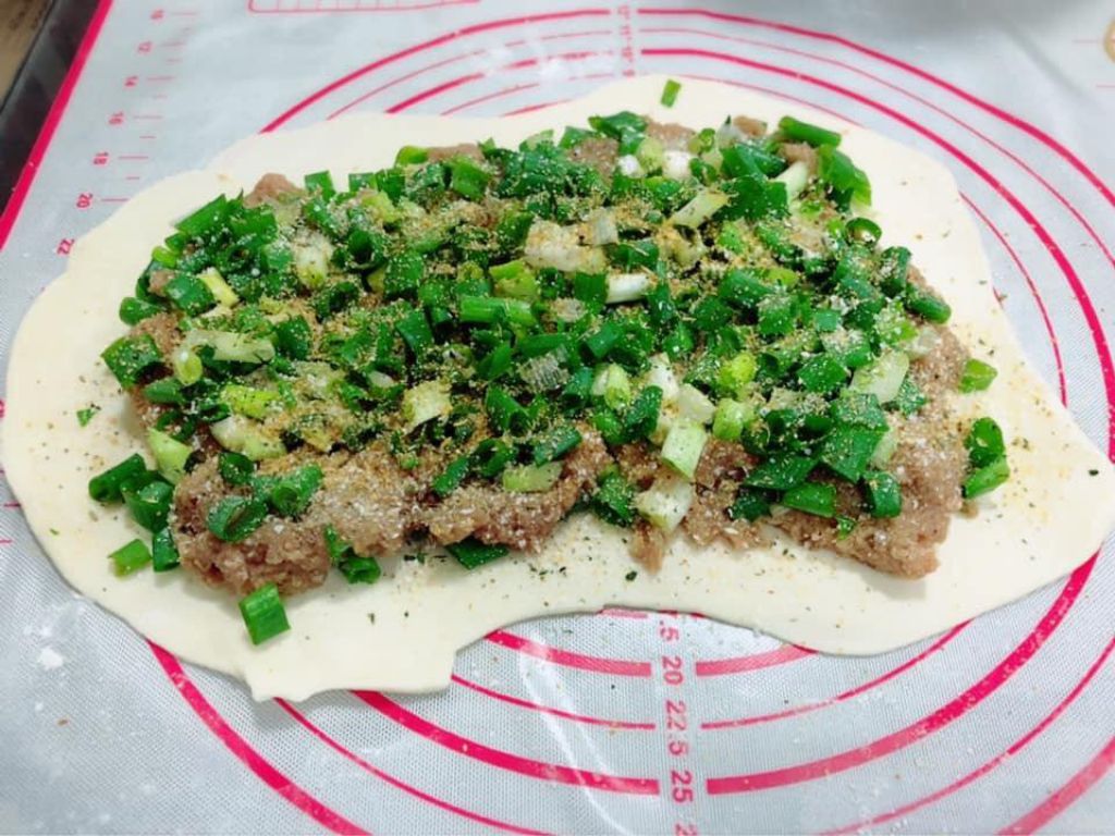 葱香肉饼(水波炉料理)的加工步骤