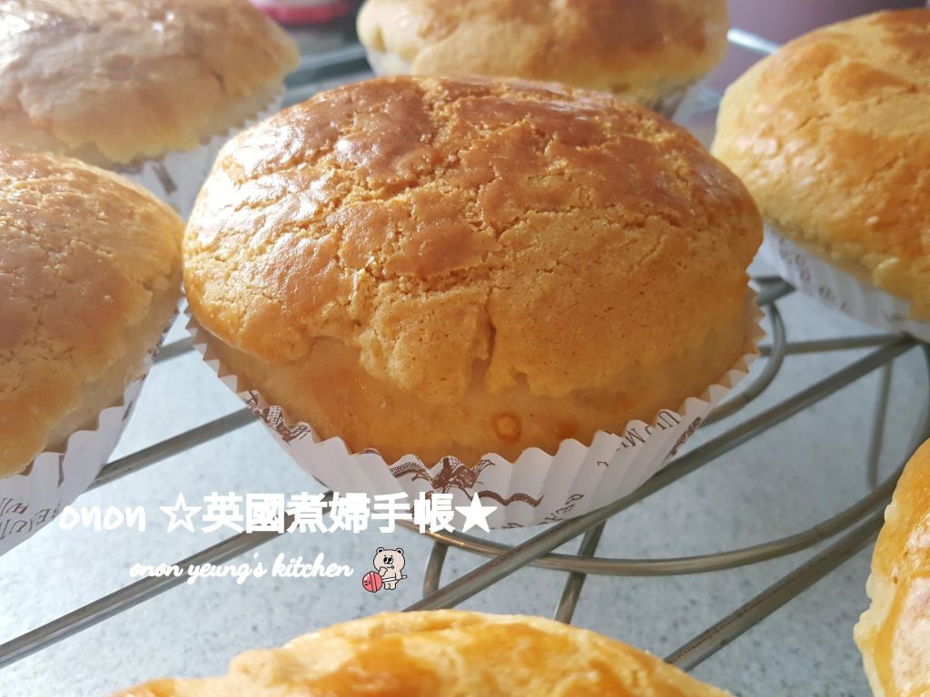 港式菠萝面包。早餐
假日玩🍞 家常烘焙的加工步骤