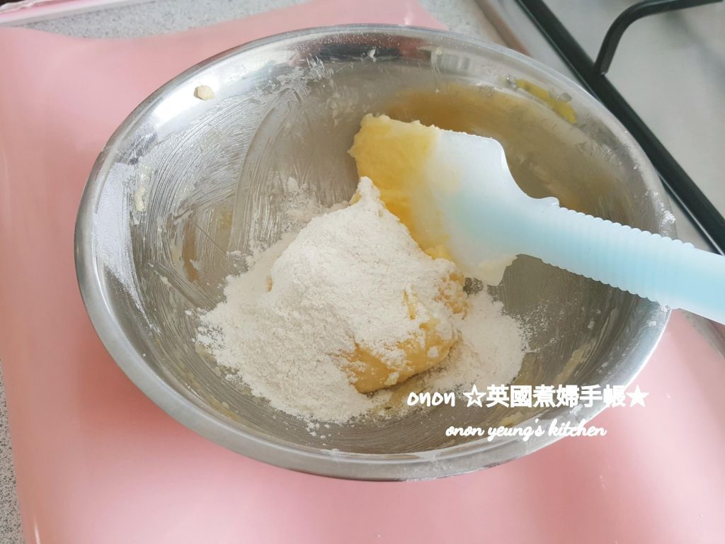 港式菠萝面包。早餐
假日玩🍞 家常烘焙的加工步骤