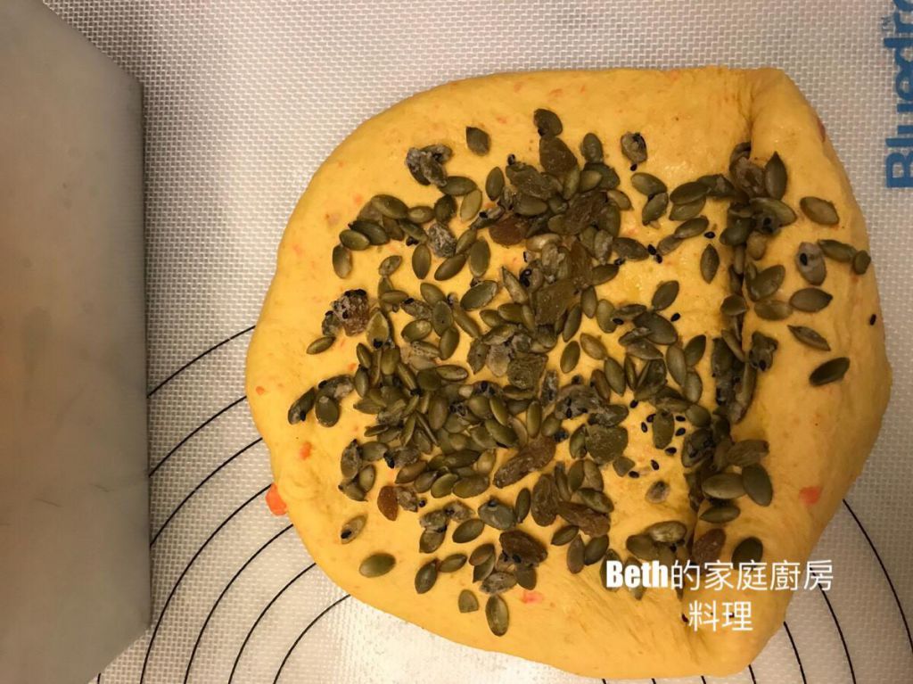 红萝卜南瓜籽吐司的加工步骤