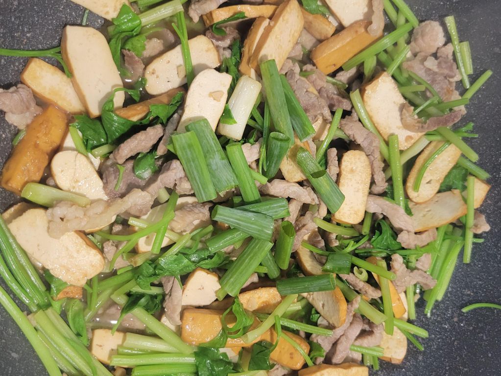 芹菜炒豆干肉丝的加工步骤